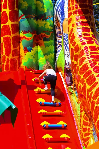 Şişme çocuk oyun üzerinde çocuk oyun 