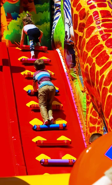 Şişme çocuk oyun üzerinde çocuk oyun 