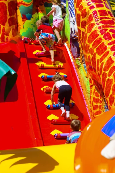 Şişme çocuk oyun üzerinde çocuk oyun 