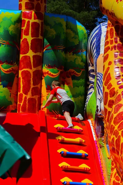 Şişme çocuk oyun üzerinde çocuk oyun 