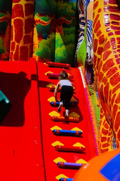 Şişme çocuk oyun üzerinde çocuk oyun 