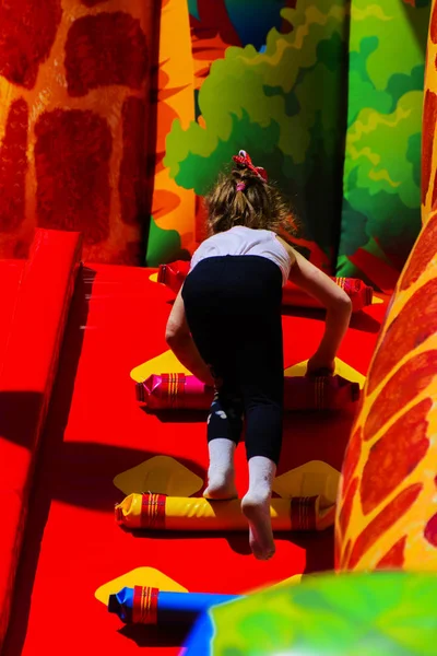 As crianças brincam no parque infantil inflável — Fotografia de Stock