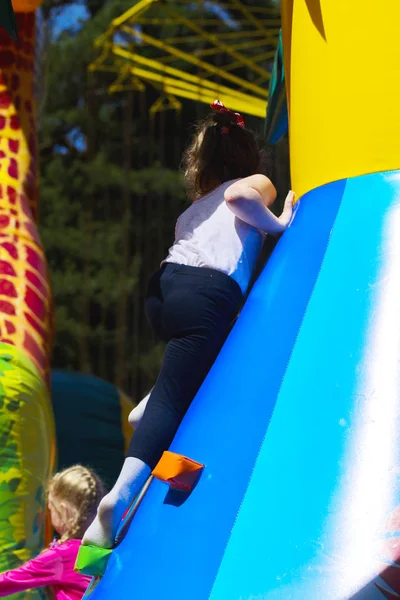 As crianças brincam no parque infantil inflável — Fotografia de Stock