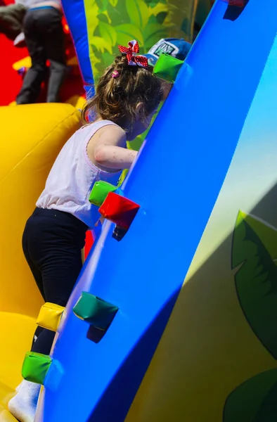 As crianças brincam no parque infantil inflável no cit — Fotografia de Stock