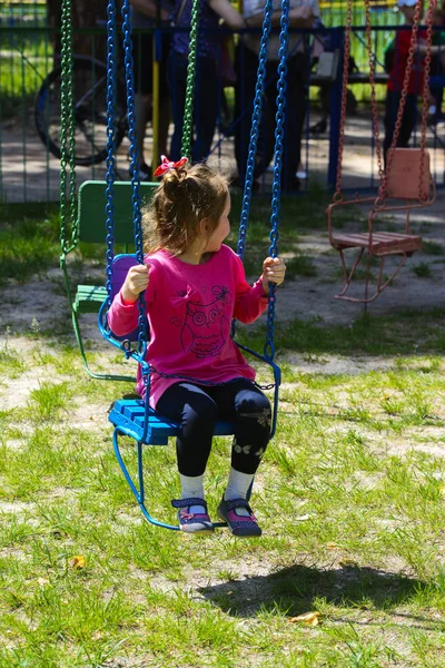 Th içinde çocuk oyun carousel çocuklar binmek