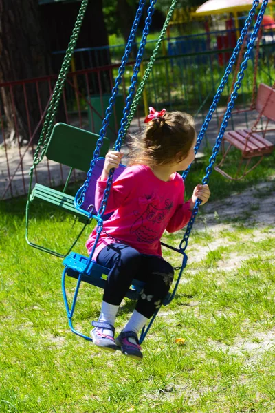 Th içinde çocuk oyun carousel çocuklar binmek