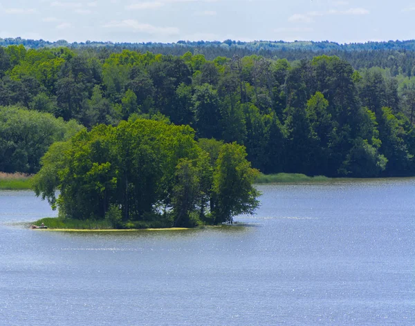Kent parkta bir yükseklikten Teterev Nehri'nin görünümü. 