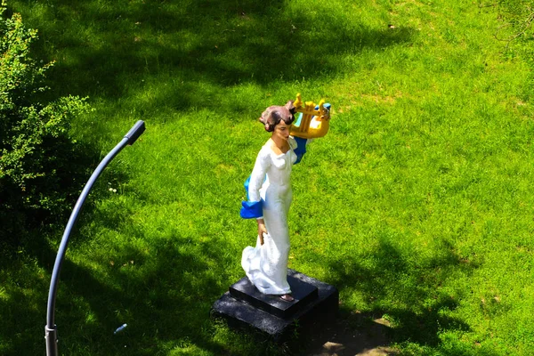 Белая статуя стоит в городском парке. Май 28, 2017 . — стоковое фото