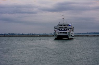 Bir turist turistik gemi Odessa Limanı içinde akşam 