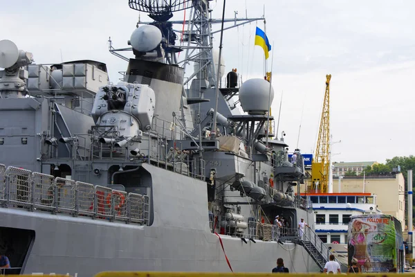 Vojenská loď kotví v přístavu Oděsa — Stock fotografie