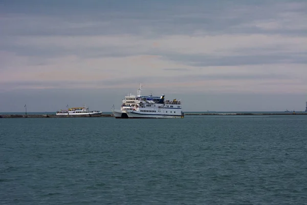 A tourist tourist ship in the seaport of Odessa — Stock Photo, Image