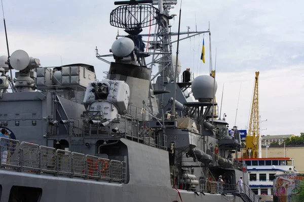 Военное судно пришвартовано в порту Одессы 12 июля , — стоковое фото