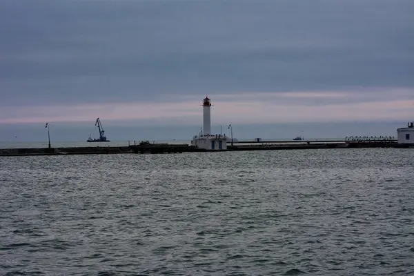 Маяк у входа в морской порт Одессы — стоковое фото