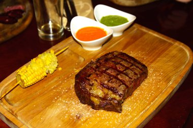 Pahalı bir kafe-restoran Zhitomir, Ukrayna pişmiş biftek