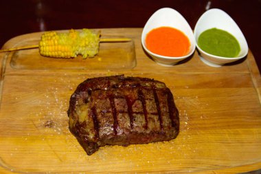 Pahalı bir kafe-restoran Zhitomir pişmiş biftek, 