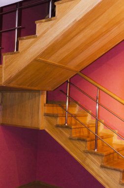 Merdiven içinde özel bir ev. Sadece gerekli değil, aynı zamanda