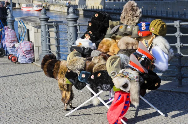 Sombreros, boinas y gorras de la lejana Rusia . — Foto de Stock