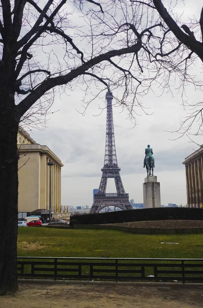 Eiffeltornet i centrala Paris, hans mest kända arkite — Stockfoto