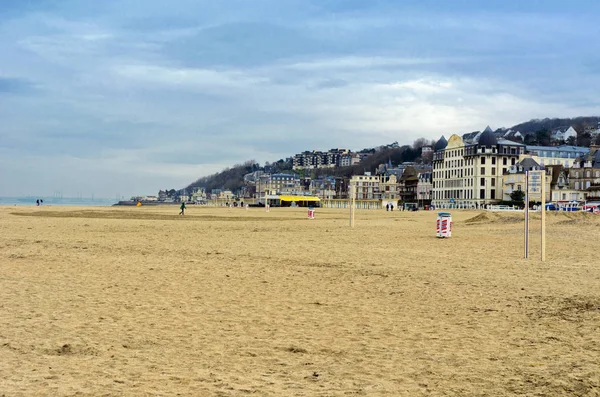 La linea costiera della città, il confine tra terra — Foto Stock