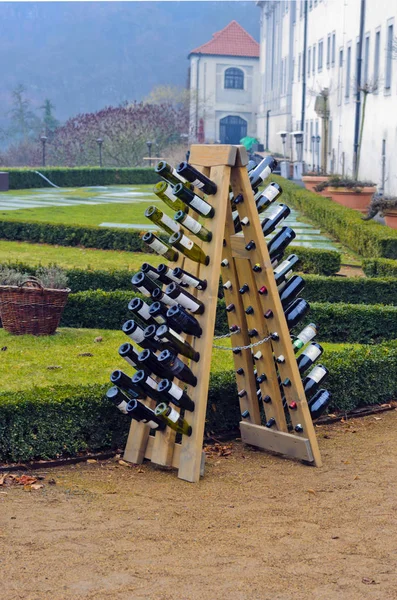Μπουκάλια κρασιού στοιβαγμένα σε σχήμα πυραμίδας — Φωτογραφία Αρχείου