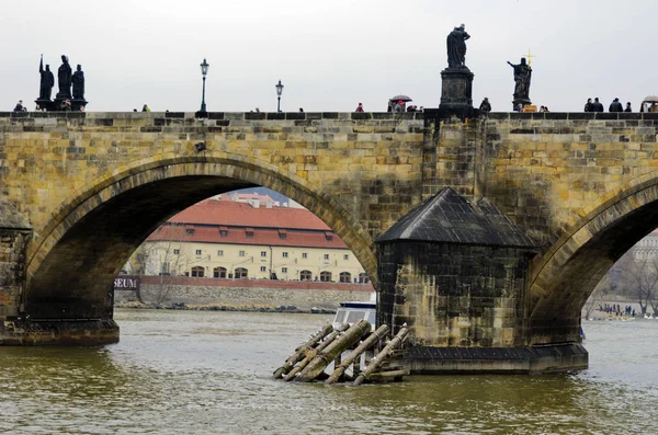 Most přes řeku, umělé struktury, postavil město — Stock fotografie