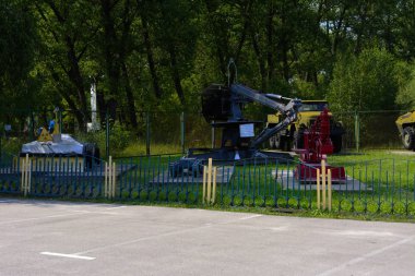 Bir sergi ile moloz ele Sovyet robotlar 