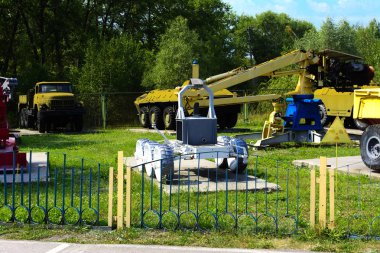 Bir sergi moloz sonra ele Sovyet robotlar 