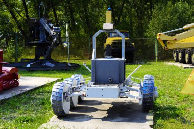 Bir sergi moloz sonra ele Sovyet robotlar 