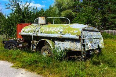 Yanıcı malzemeler için terk edilmiş paslı kapsayıcı. Ölü milita