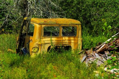 Terkedilmiş kamyon paslı taksi. Ölü askeri birlik. Sonuçları t