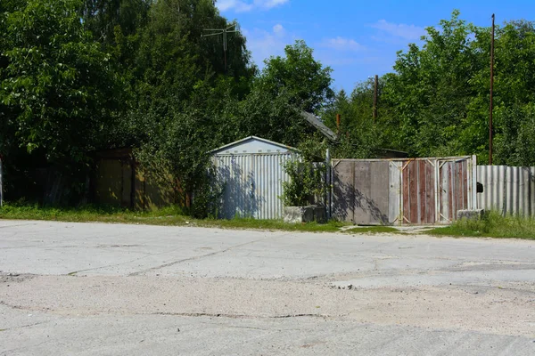 Dışlama bölgesi yıkılan binalarda. Ölü askeri 