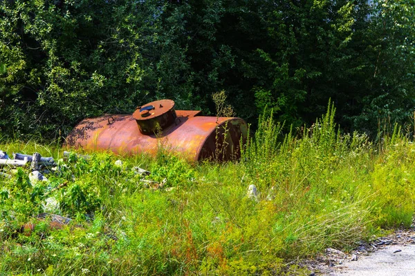 Conteneur rouillé abandonné pour matériaux combustibles . — Photo