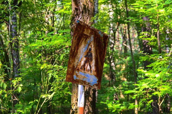 Alte rostige Zeichen der Vorsicht am Baum. Tote Militäreinheit. Nachteile — Stockfoto