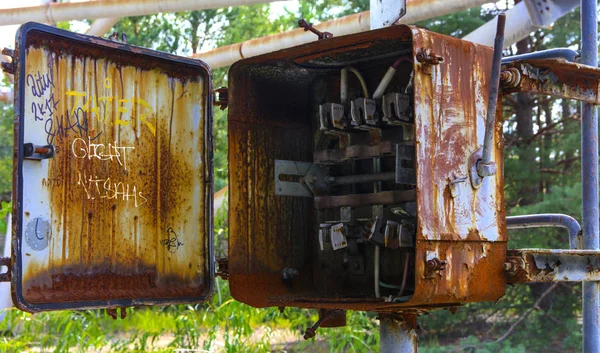 Viejas cajas de conexiones oxidadas. Unidad militar muerta. Consecuencias de th —  Fotos de Stock