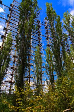 Askeri nesnenin yağmalanmış anten büyük alan 