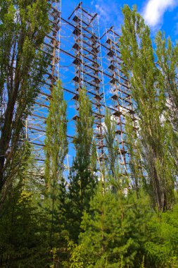 Askeri nesnenin yağmalanmış anten büyük alan 