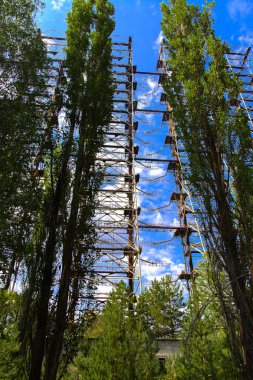 Askeri nesnenin yağmalanmış anten büyük alan 