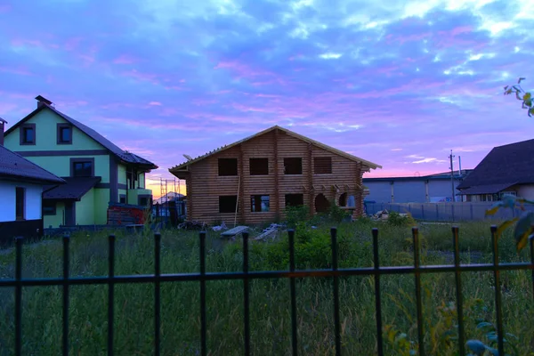 Casas privadas en el pueblo al atardecer. Hermoso cielo nocturno. Au: — Foto de Stock