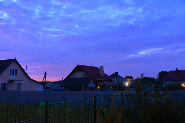 Maisons privées dans le village au coucher du soleil. Beau ciel nocturne. Au — Photo