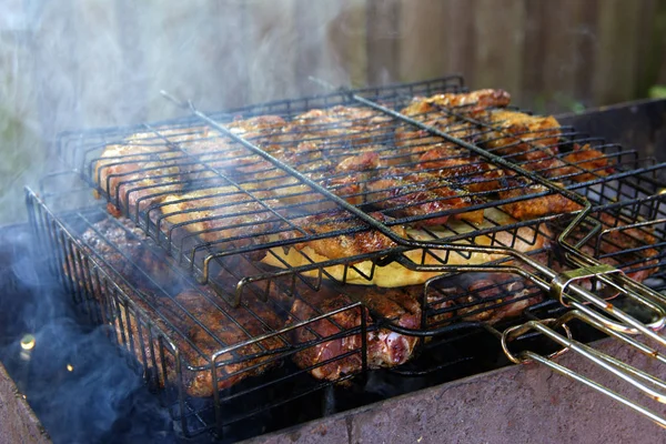 Apetyczny shish kebab gotowane na węgle, drzew owocowych. Przedłużamy — Zdjęcie stockowe