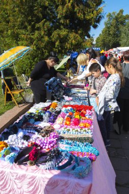 Şenlikte sayaç ürünler ile Ticaret Caddesi. D