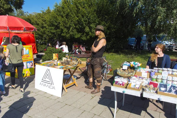Şenlikte sayaç ürünler ile Ticaret Caddesi. D