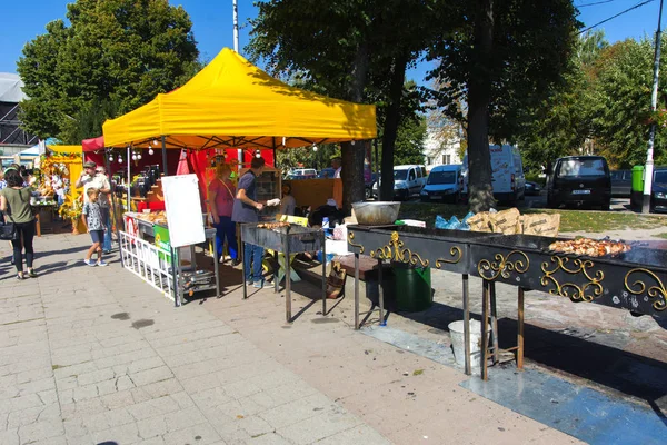 Şenlikte sayaç ürünler ile Ticaret Caddesi. D