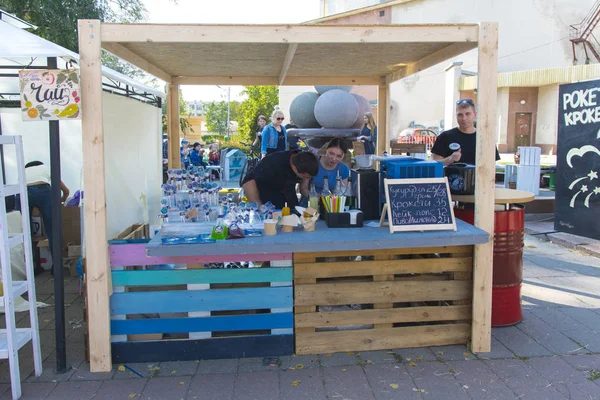 Şenlikte sayaç ürünler ile Ticaret Caddesi. D
