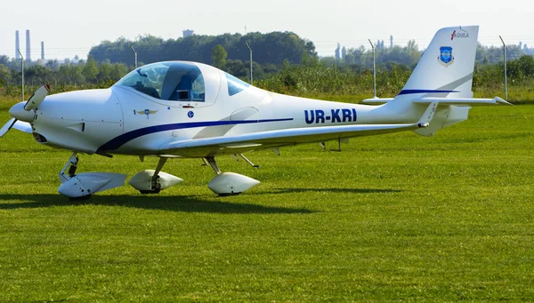 Havaalanı üzerinde küçük özel uçak Airshow. CI günün