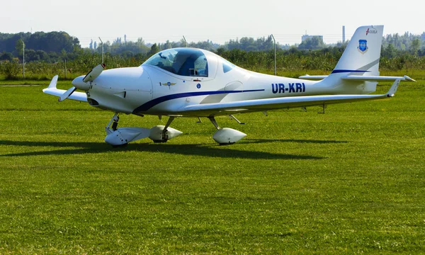 Havaalanı üzerinde küçük özel uçak Airshow. CI günün