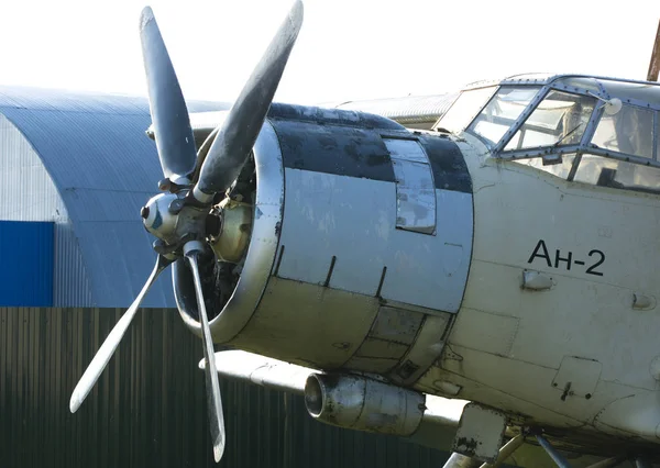 Airshow Havaalanı üzerinde küçük özel uçak.