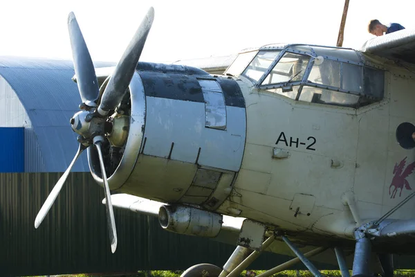 Flugshow von kleinen Privatflugzeugen auf dem Flugplatz. Tag des Jahres — Stockfoto