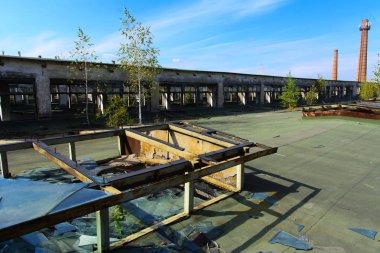 Yıkılan binanın çalıştı fabrika atölye 