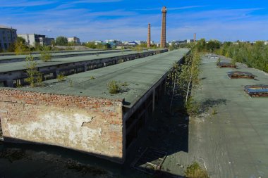 Yıkılan binanın çalıştı fabrika atölye 